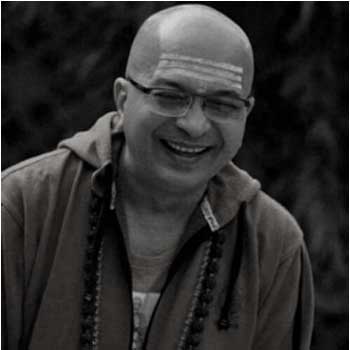 Swami-Taponidhi_yoga-teacher-aayana